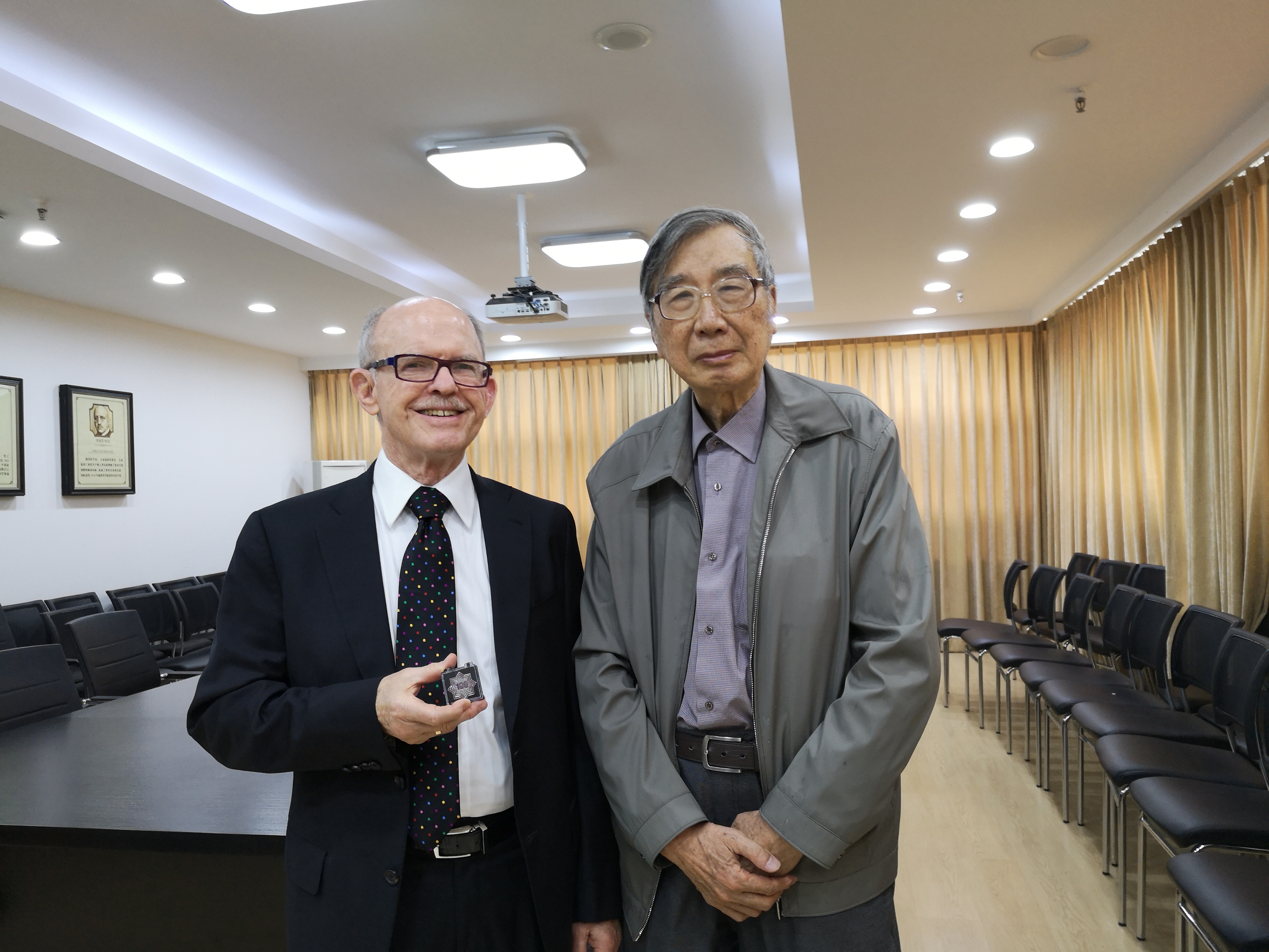 李正名院士赠送徽章.jpg 李正名院士赠送徽章.jpg